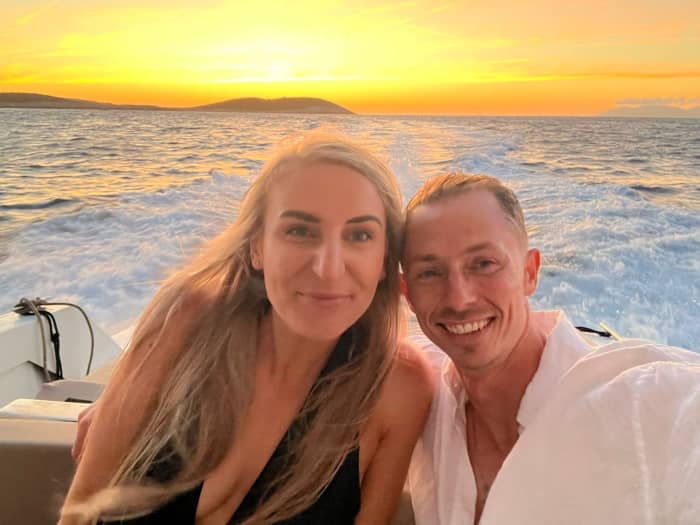 Serenidad en la hora dorada: Paseo privado en barco al atardecer por la costa de Hvar