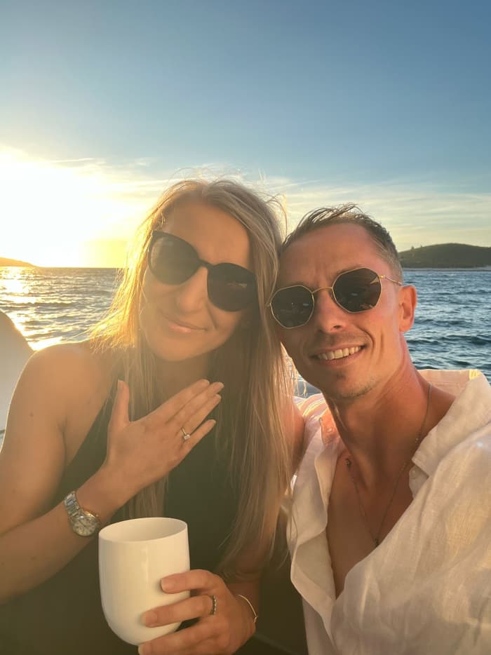 Serenidad en la hora dorada: Paseo privado en barco al atardecer por la costa de Hvar