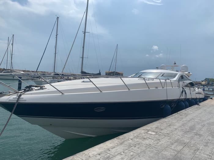 Unvergleichliche Aussichten auf Syracuse: Ein Weltklasse-Tag auf einer Motoryacht