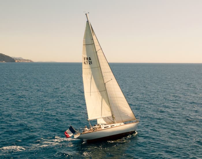 Discover sailing on a traditional sailboat – Saint-Cyr-sur-Mer (2.5 hours)