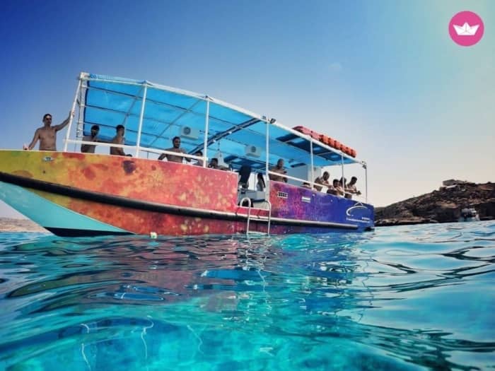 Privérondvaart rond Ċirkewwa op een motorboot