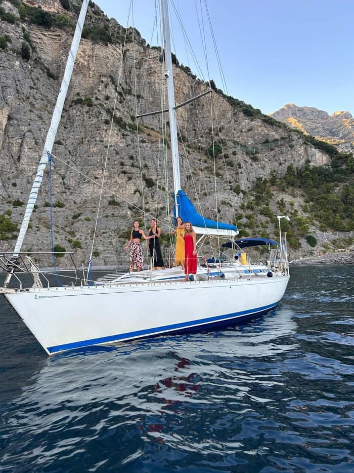 Genießen Sie einen Tag an Bord einer 16 Meter langen Segelyacht in den vier schönsten Buchten der Cilento-Küste.