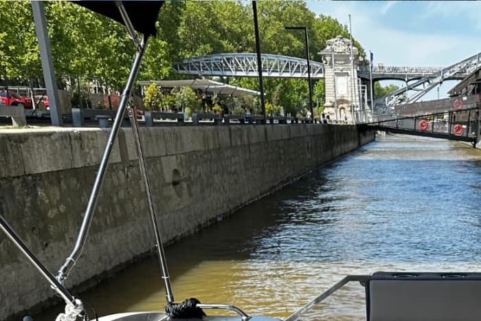 From one lady to another: from the Eiffel Tower to the Statue of Liberty - 2-hour private cruise