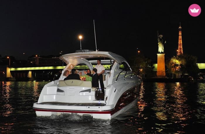 Despedida de soltero/a original en París: ¡Sorpréndelos con un crucero a bordo del James!