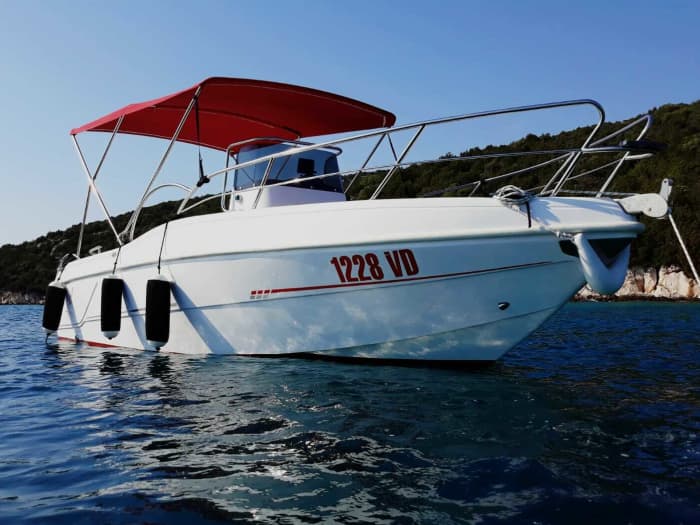 Goditi 9 ore a bordo di un motoscafo per esplorare Vodice