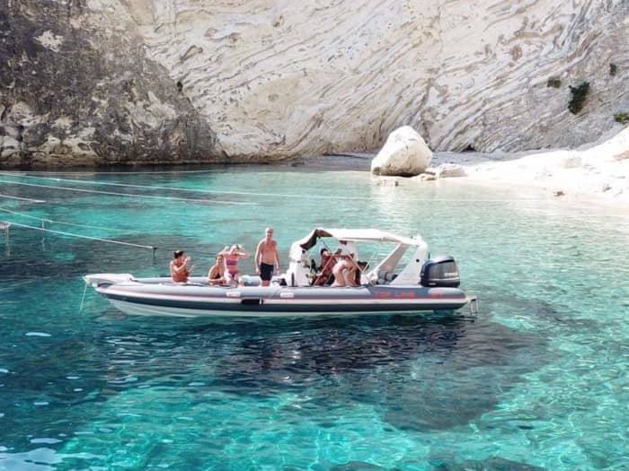 Découvrez Lefkada lors d'une excursion d'une journée en bateau à moteur
