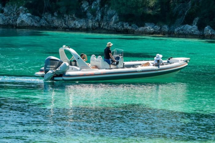 Découvrez Lefkada lors d'une excursion d'une journée en bateau à moteur