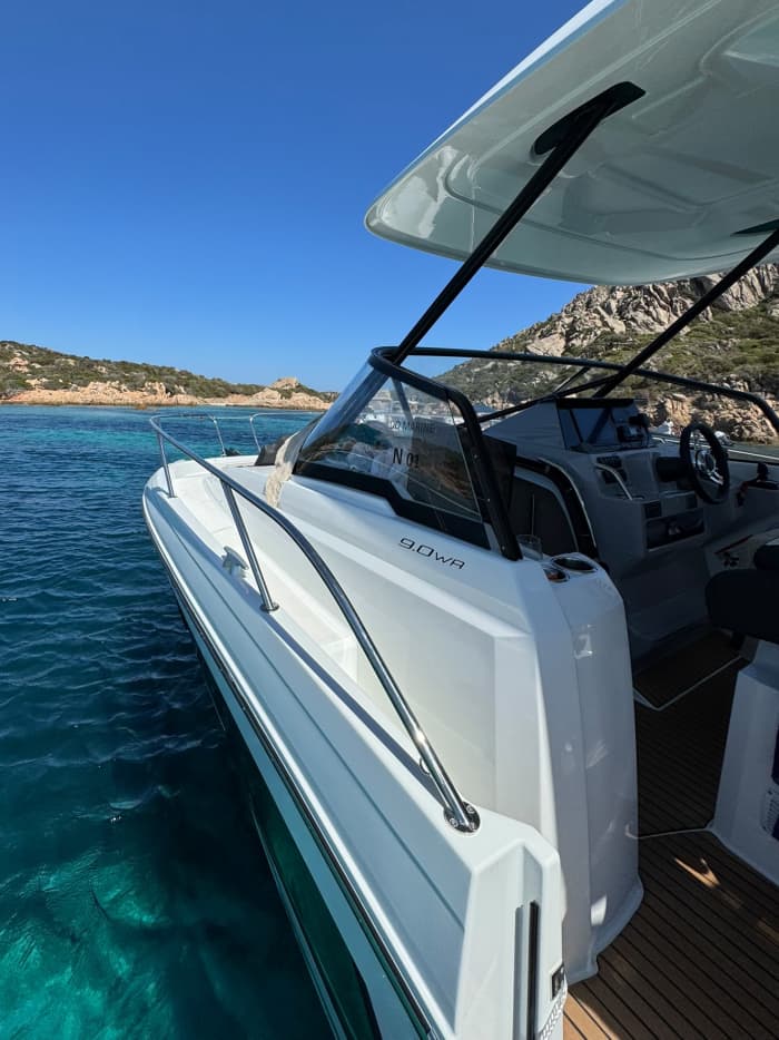 Explore o Arquipélago de La Maddalena e a costa nordeste de barco: um dia inteiro na água.