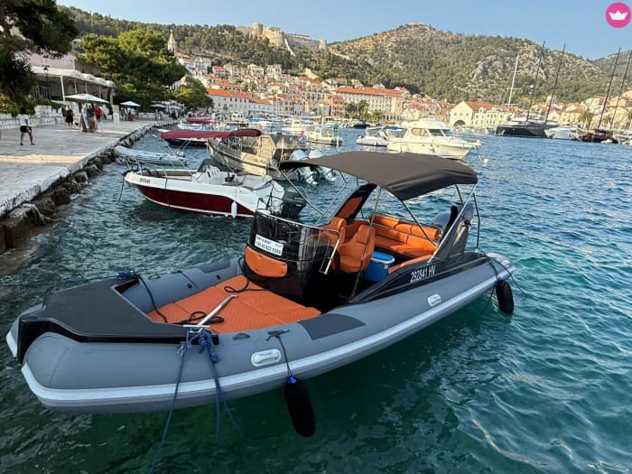 De Red Rocks a las islas Pakleni: una escapada en barco a Hvar.