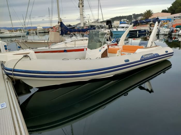 Ontdek een dag lang de verborgen pareltjes van het eiland Porquerolles. "Meer passagiers aan boord mogelijk, op aanvraag."