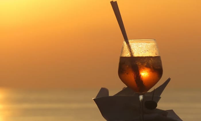 Favignana o zachodzie słońca – ekskluzywny aperitif na pontonie wśród najpiękniejszych zatoczek Wysp Egadzkich