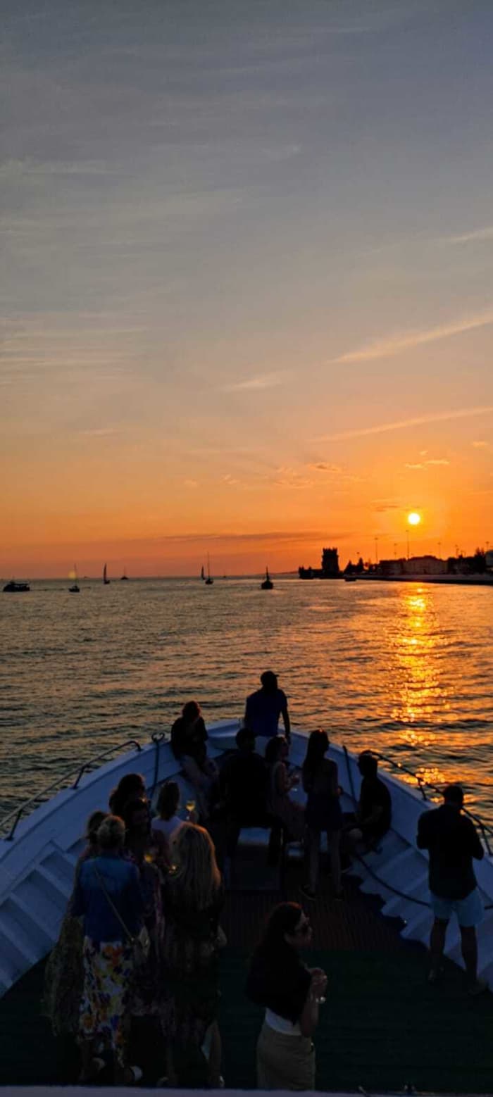 Le meilleur de Lisbonne se trouve sur l'eau : votre journée privée complète en bateau à moteur
