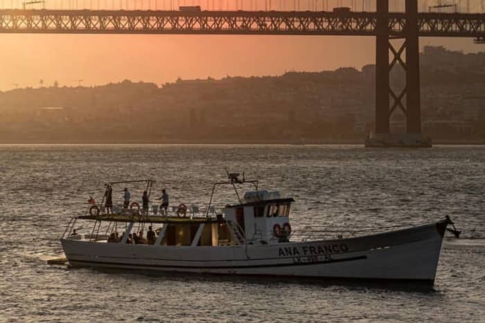 Le meilleur de Lisbonne se trouve sur l'eau : votre journée privée complète en bateau à moteur