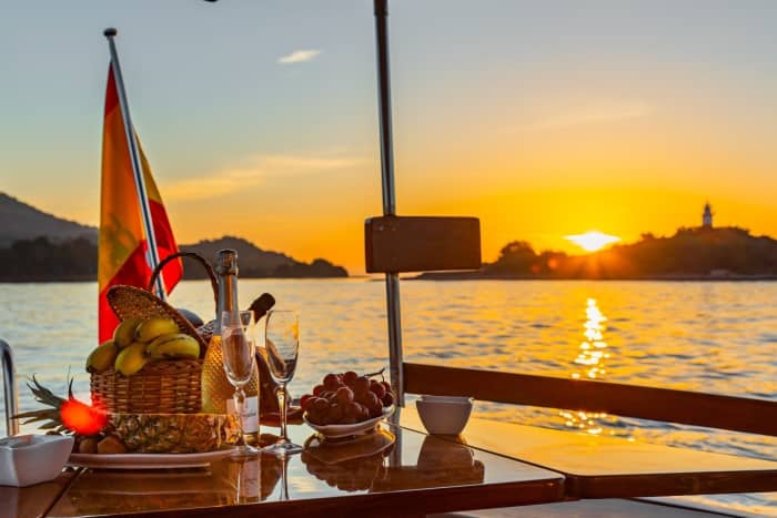 Your day in Mallorca: rent a motorboat for a full day of discoveries