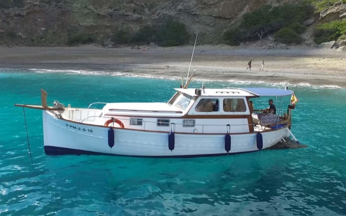Your day in Mallorca: rent a motorboat for a full day of discoveries