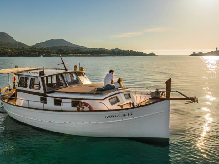 Your day in Mallorca: rent a motorboat for a full day of discoveries