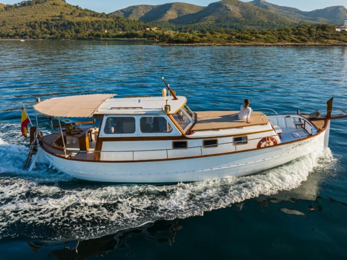 Your day in Mallorca: rent a motorboat for a full day of discoveries