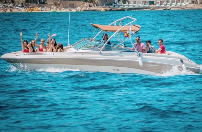 4 heures pour explorer Santa Ponsa en bateau à moteur.