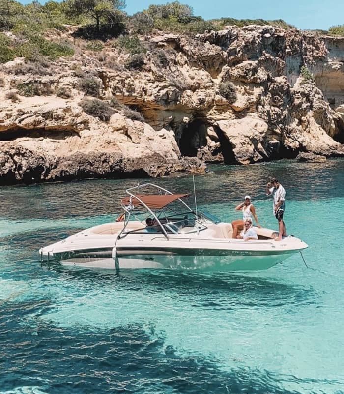 4 heures pour explorer Santa Ponsa en bateau à moteur.