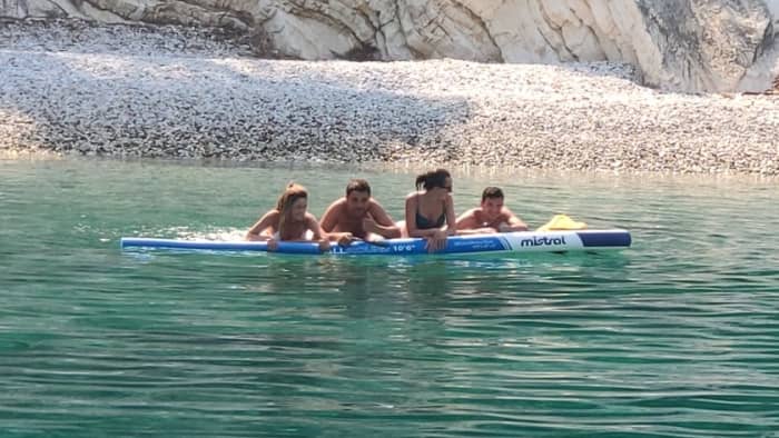 Céphalonie orientale : Profitez de 8 heures de mer grecque et de soleil à bord d’un bateau à moteur avec barbecue et prises de vue par drone.