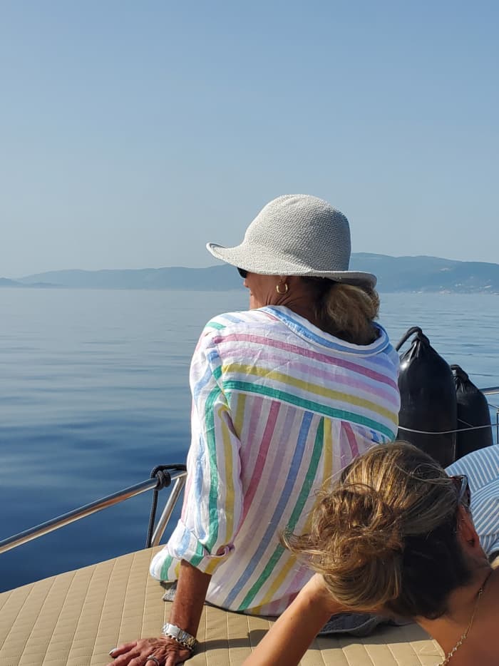 Céphalonie orientale : Profitez de 8 heures de mer grecque et de soleil à bord d’un bateau à moteur avec barbecue et prises de vue par drone.