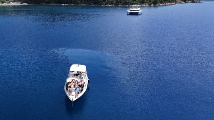 Céphalonie orientale : Profitez de 8 heures de mer grecque et de soleil à bord d’un bateau à moteur avec barbecue et prises de vue par drone.