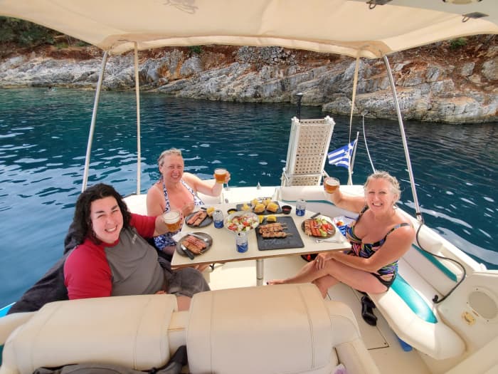 Céphalonie orientale : Profitez de 8 heures de mer grecque et de soleil à bord d’un bateau à moteur avec barbecue et prises de vue par drone.