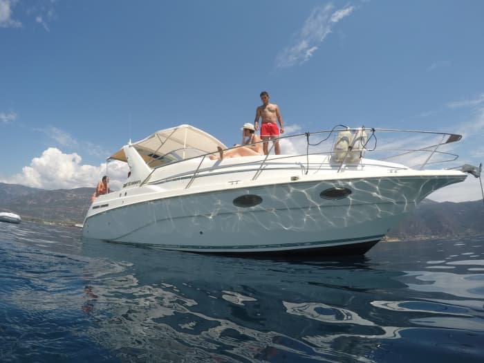 Céphalonie orientale : Profitez de 8 heures de mer grecque et de soleil à bord d’un bateau à moteur avec barbecue et prises de vue par drone.