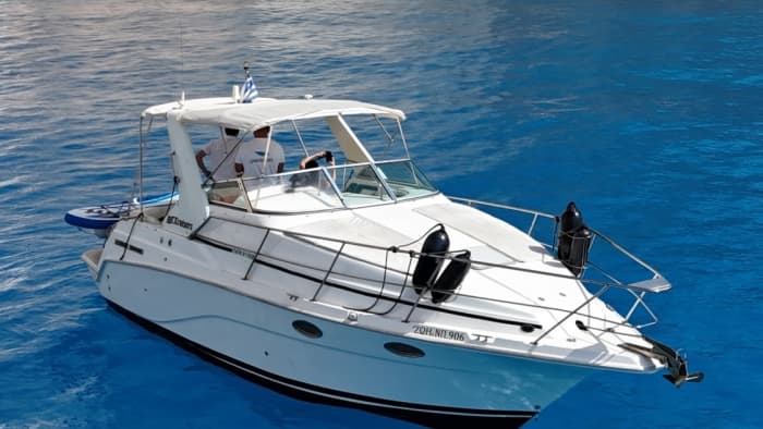 Céphalonie orientale : Profitez de 8 heures de mer grecque et de soleil à bord d’un bateau à moteur avec barbecue et prises de vue par drone.
