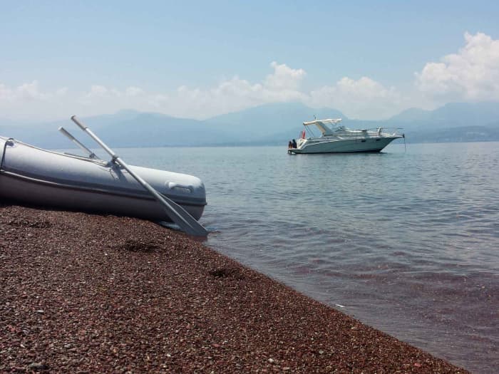 Céphalonie orientale : Profitez de 8 heures de mer grecque et de soleil à bord d’un bateau à moteur avec barbecue et prises de vue par drone.