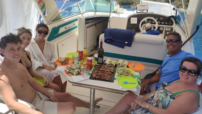 Céphalonie orientale : Profitez de 8 heures de mer grecque et de soleil à bord d’un bateau à moteur avec barbecue et prises de vue par drone.