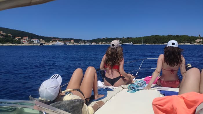 Céphalonie orientale : Profitez de 8 heures de mer grecque et de soleil à bord d’un bateau à moteur avec barbecue et prises de vue par drone.