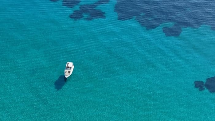 Céphalonie orientale : Profitez de 8 heures de mer grecque et de soleil à bord d’un bateau à moteur avec barbecue et prises de vue par drone.