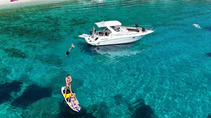 Céphalonie orientale : Profitez de 8 heures de mer grecque et de soleil à bord d’un bateau à moteur avec barbecue et prises de vue par drone.