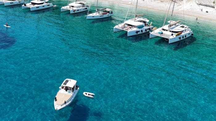 Céphalonie orientale : Profitez de 8 heures de mer grecque et de soleil à bord d’un bateau à moteur avec barbecue et prises de vue par drone.
