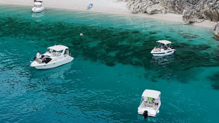 Céphalonie orientale : Profitez de 8 heures de mer grecque et de soleil à bord d’un bateau à moteur avec barbecue et prises de vue par drone.