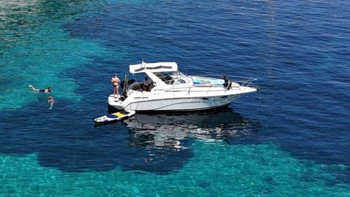 Céphalonie orientale : Profitez de 8 heures de mer grecque et de soleil à bord d’un bateau à moteur avec barbecue et prises de vue par drone.