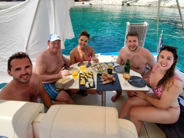 Céphalonie orientale : Profitez de 8 heures de mer grecque et de soleil à bord d’un bateau à moteur avec barbecue et prises de vue par drone.