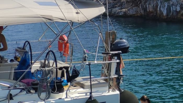 Céphalonie orientale : Profitez de 8 heures de mer grecque et de soleil à bord d’un bateau à moteur avec barbecue et prises de vue par drone.