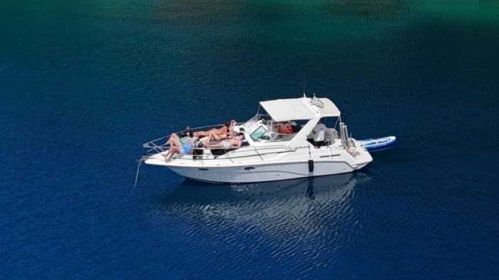 Céphalonie orientale : Profitez de 8 heures de mer grecque et de soleil à bord d’un bateau à moteur avec barbecue et prises de vue par drone.