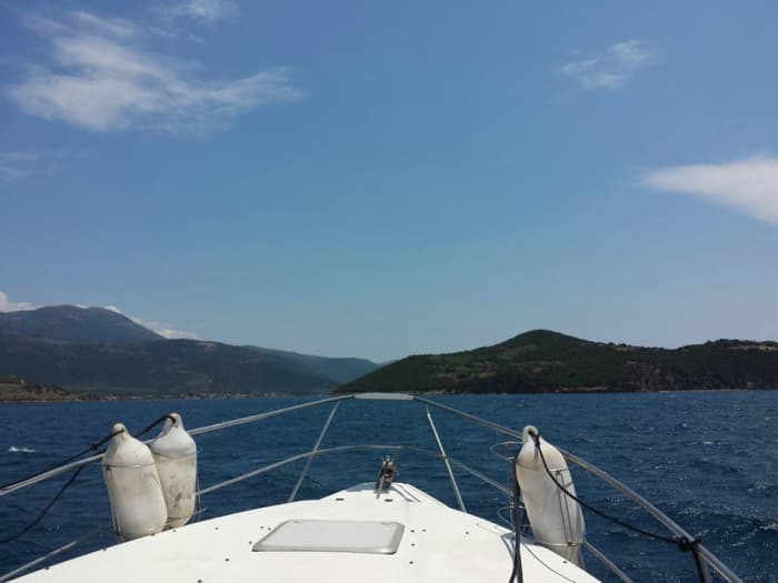Céphalonie orientale : Profitez de 8 heures de mer grecque et de soleil à bord d’un bateau à moteur avec barbecue et prises de vue par drone.