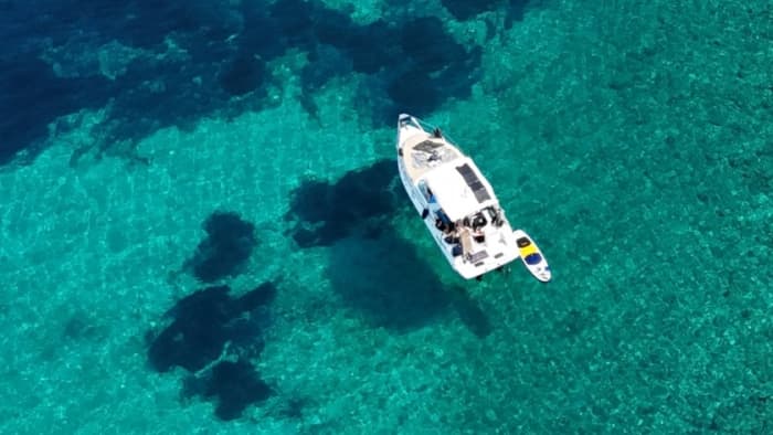 Céphalonie orientale : Profitez de 8 heures de mer grecque et de soleil à bord d’un bateau à moteur avec barbecue et prises de vue par drone.