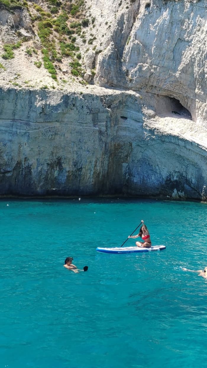 Céphalonie orientale : Profitez de 8 heures de mer grecque et de soleil à bord d’un bateau à moteur avec barbecue et prises de vue par drone.