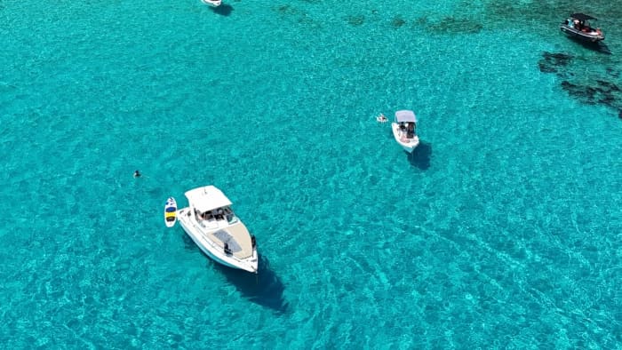 Céphalonie orientale : Profitez de 8 heures de mer grecque et de soleil à bord d’un bateau à moteur avec barbecue et prises de vue par drone.