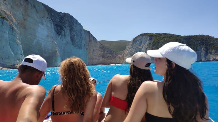 Céphalonie orientale : Profitez de 8 heures de mer grecque et de soleil à bord d’un bateau à moteur avec barbecue et prises de vue par drone.