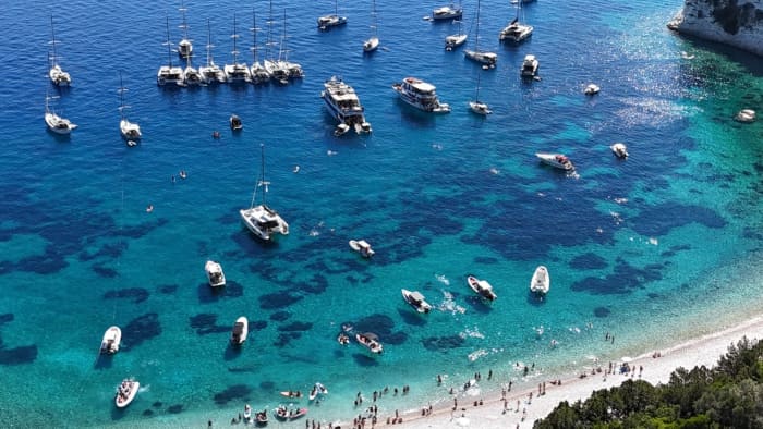 Céphalonie orientale : Profitez de 8 heures de mer grecque et de soleil à bord d’un bateau à moteur avec barbecue et prises de vue par drone.