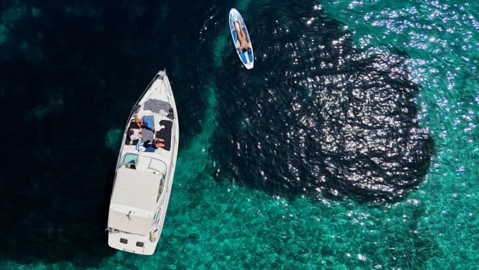 Céphalonie orientale : Profitez de 8 heures de mer grecque et de soleil à bord d’un bateau à moteur avec barbecue et prises de vue par drone.