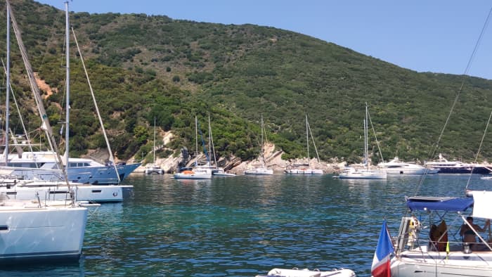 Céphalonie orientale : Profitez de 8 heures de mer grecque et de soleil à bord d’un bateau à moteur avec barbecue et prises de vue par drone.