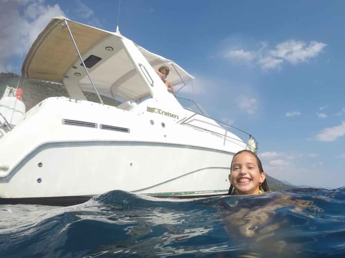 Céphalonie orientale : Profitez de 8 heures de mer grecque et de soleil à bord d’un bateau à moteur avec barbecue et prises de vue par drone.