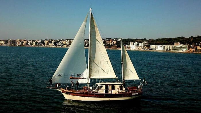 9 hours aboard 
ANT A L I A, an ancient schooner to discover Anzio and its surroundings.